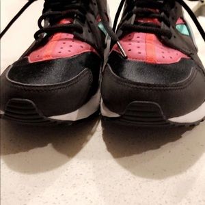 Huarache tennis shoes